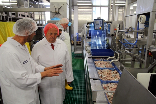 Produktionsleiter Matthias Reichert führte den Minister durch das Fischverarbeitungswerk